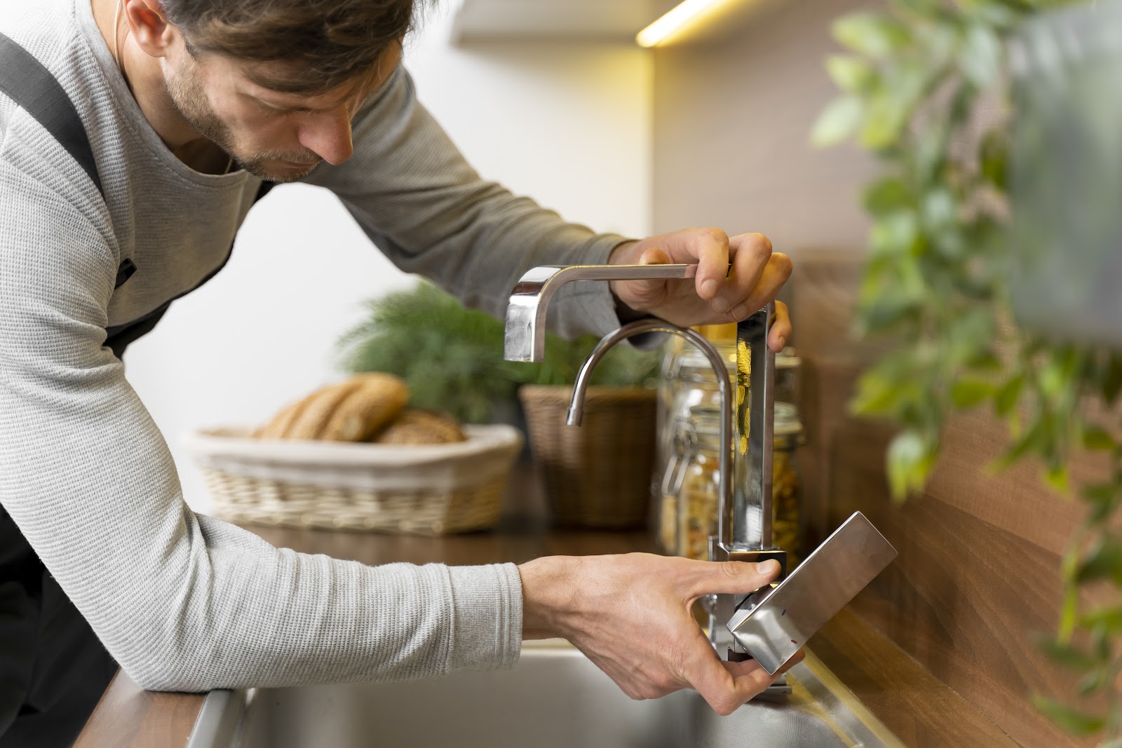 Torneira para cozinha com filtro pode deixar a rotina mais prática?